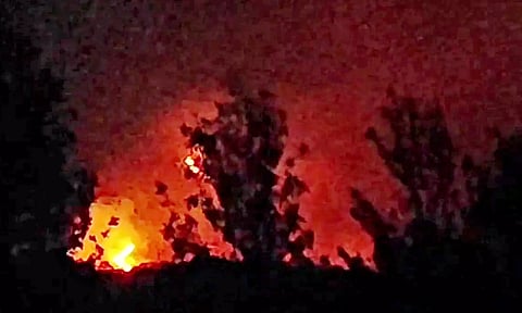 முதுமலை வனப்பகுதியில் பற்றி எரியும் காட்டுத்தீ.