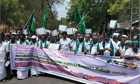 தஞ்சை நீர்வளத்துறை அலுவலகத்தை விவசாயிகள் முற்றுகையிட்டு போராட்டம்