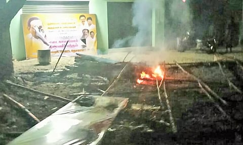 நீர்மோர் பந்தலுக்கு தீவைப்பு: மர்ம நபர்கள் கைவரிசை