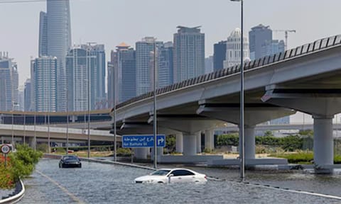 துபாயில் 75 ஆண்டுகளுக்கு பிறகு பெய்யும் வரலாறு காணாத மழையால் பொதுமக்கள் தவிப்பு