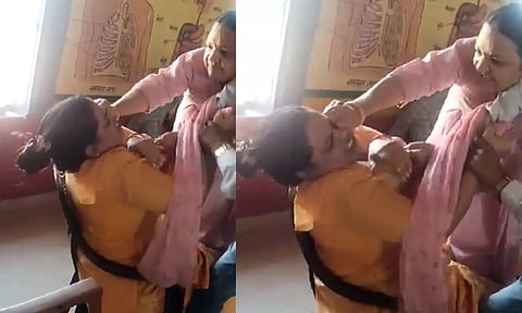 ஸ்கூலுக்கு ஏன் லேட்? ஆசிரியை-தலைமை ஆசிரியை சண்டையிட்ட வீடியோ வைரல்