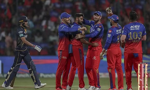 பவர்பிளே சொதப்பல்: ஆர்சிபி அணிக்கு 148 ரன் இலக்காக நிர்ணயித்துள்ளது குஜராத் டைட்டன்ஸ்