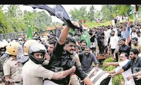 கேரளாவில் இளைஞர் காங்கிரசார் போராட்டத்தால் பரபரப்பு