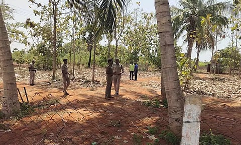 காங்கிரஸ் மாவட்ட தலைவர் சடலம் மீட்கப்பட்ட இடத்தில் போலீஸ் சூப்பிரண்டு, தடயவியல் நிபுணர்கள் 2-வது நாளாக ஆய்வு