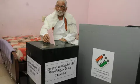 ஆந்திராவில் தபால் ஓட்டுக்கு வெள்ளிக்காசு