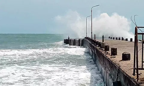 தனுஷ்கோடியில் சூறாவளியுடன் கடல் சீற்றம்: மீனவர்களுக்கு எச்சரிக்கை