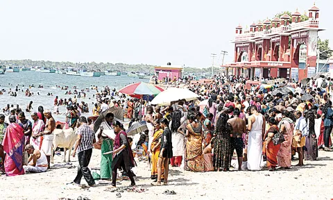 சித்திரை மாத அமாவாசை: ராமேசுவரத்தில் ஆயிரக்கணக்கான பக்தர்கள் குவிந்தனர்
