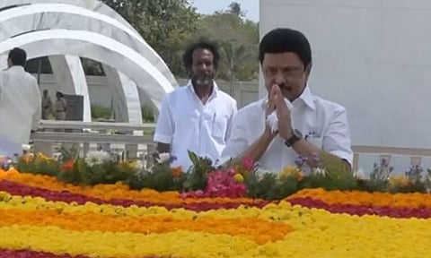 திமுக ஆட்சி பொறுப்பேற்று 3 ஆண்டுகள் நிறைவு- அண்ணா, கருணாநிதி நினைவிடங்களில் மு.க.ஸ்டாலின் மரியாதை