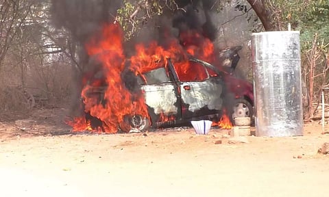 சுட்டெரிக்கும் வெயிலால் தீப்பற்றி எரிந்த வங்கி ஊழியரின் கார்...