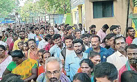 கடும் வெயிலையும் பொருட்படுத்தாமல் சதுரகிரியில் பக்தர்கள் தரிசனம்- மருத்துவ வசதி இல்லை என புகார்