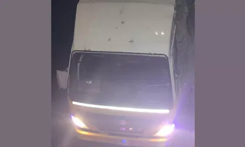 சித்தோடு அருகே 800 கிலோ தங்க நகைகளை கொண்டு சென்ற வேன் கவிழ்ந்து விபத்து