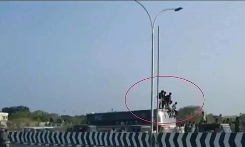 மாநகர பேருந்தின் மேற்கூரையில் ஏறி கல்லூரி மாணவர்கள் அட்டகாசம்