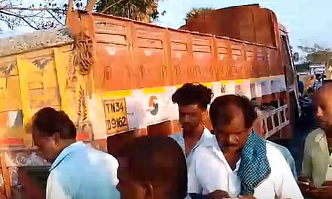 அரியலூர் அருகே லாரி மீது கார் மோதியதில் 4 பேர் சம்பவ இடத்திலேயே உயிரிழப்பு