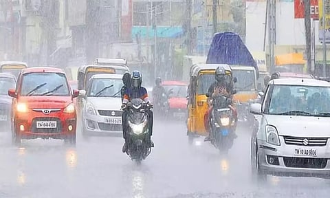 தமிழகத்தில் பல்வேறு இடங்களில் திடீர் கனமழை- 12 மாவட்டங்களில் மிதமான மழைக்கு வாய்ப்பு