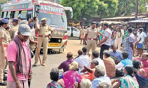 சங்கரன்கோவில் அருகே போலீஸ் நிலையத்தை முற்றுகையிட முயன்ற கிராமமக்கள்