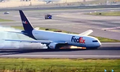 இயந்திர கோளாறால் அவசரமாக தரையிறக்கப்பட்ட சரக்கு விமானம் விபத்துக்குள்ளானது