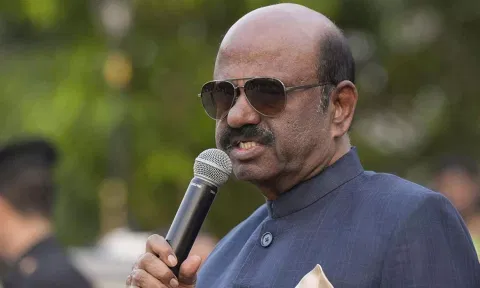 மம்தா, போலீசாருக்கு "நோ": சிசிடிவி காட்சிகளை பொதுமக்கள் 100 பேருக்கு காட்டுகிறார் கவர்னர்
