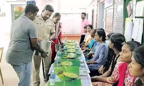 பிளஸ்-2 தேர்வில் அதிக மதிப்பெண் பெற்ற மாணவர்களுக்கு தலைவாழை இலை போட்டு விருந்தளித்த போலீசார்