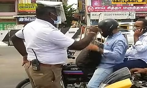 வாகனங்களில் படங்கள் ஒட்ட தடை? தமிழக அரசுக்கு நீதிமன்றம் உத்தரவு