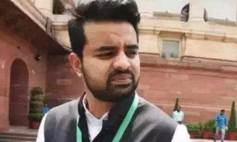 பிரஜ்வல் ரேவண்ணா மீது கட்டாயப்படுத்தி பொய் புகார் செய்ய மிரட்டுவதாக 3 பெண்கள் குற்றச்சாட்டு