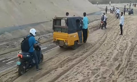 பழவேற்காட்டில் 1/2 கி.மீ. சாலையை மணல் மூடியது