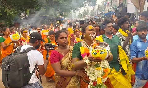 வீரபாண்டி கவுமாரியம்மன் கோவில் சித்திரை திருவிழாவில் திருநங்கைகள் நேர்த்திக்கடன்