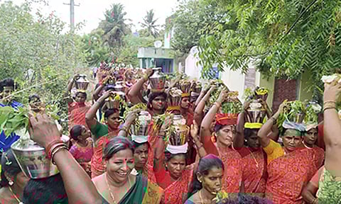 திருத்தணி அருகே ஜாத்திரை திருவிழாவில் பால்குட ஊர்வலம்