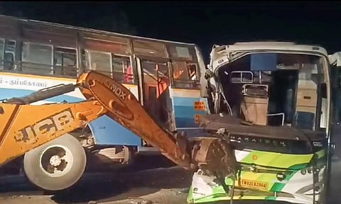 கடலூர் அருகே சென்னை பஸ் மீது ஆம்னி பஸ் மோதல்- 29 பயணிகள் படுகாயம்