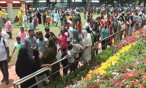 3-வது நாளாக இன்று ஊட்டியில் மலர் கண்காட்சியை காண குவிந்த சுற்றுலா பயணிகள்