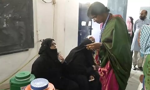 இஸ்லாமிய பெண் வாக்காளர்களை சோதித்த பா.ஜ.க. வேட்பாளர்: மீண்டும் சர்ச்சையில் மாதவி லதா