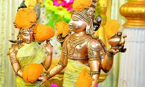 நாணத்தோடு அரைக்கண் பார்வையாக முருகனை பார்க்கும் அழகுமிகு வள்ளி சிற்பம்