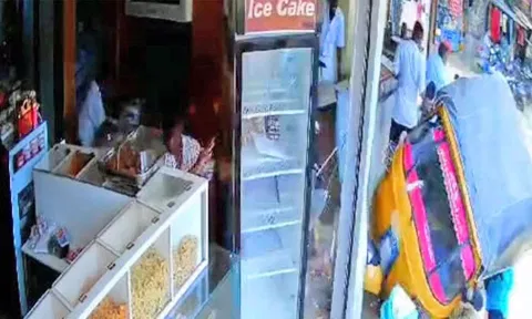 பேக்கரி கடைக்குள் புகுந்த ஆட்டோ