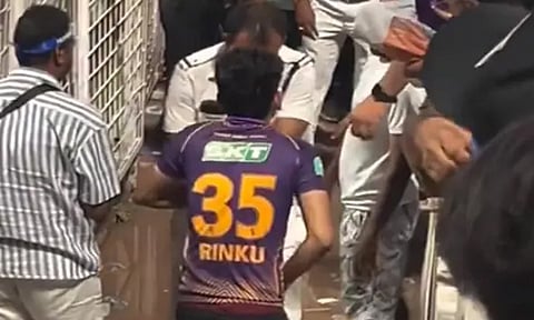 போட்டியில் பயன்படுத்தும் பந்தை பதுக்கியபோது சிக்கிய ரசிகர்: வீடியோ வைரல்