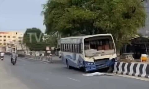 22 பேருடன் சென்ற பேருந்து விபத்தில் சிக்கிய பரபரப்பு வீடியோ