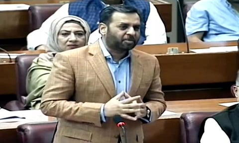 நிலவில் இந்தியா கால் பதிக்கிறது; நம் குழந்தைகள் சாக்கடையில் விழுகிறார்கள்- பாகிஸ்தான் எம்.பி. பேச்சு