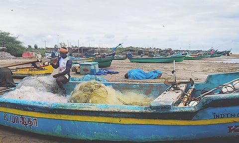 கடல் சீற்றம்: வேதாரண்யத்தில் மீனவர்கள் படகுகளை பாதுகாப்பாக வைக்கும் பணி தீவிரம்