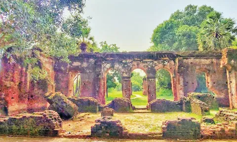 சமூக விரோதிகளின் மதுக்கூடாரமாக மாறும் அரிக்கன்மேடு-சுற்றுலா பயணிகள் அச்சம்