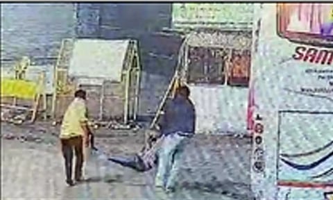 பஸ் மோதி உயிருக்கு போராடிய வாலிபரை சாலையோரம் வீசிச்சென்ற டிரைவர், கிளீனர்