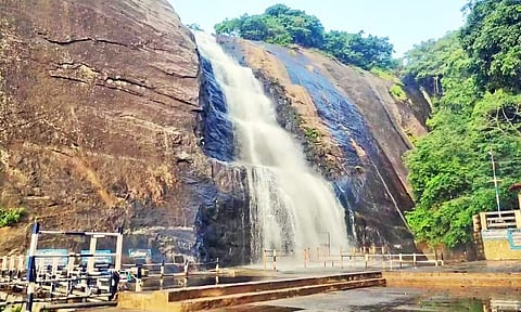 குற்றாலம் அருவிகளில் தடுப்பு வேலி அமைத்து போலீசார் கண்காணிப்பு