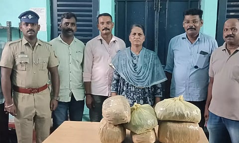 ஈரோடு ரெயில் நிலையத்தில் 9 கிலோ கஞ்சா பறிமுதல்: போலீசார் விசாரணை