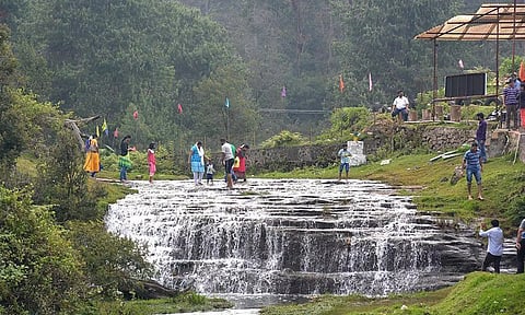 தமிழகத்தில் கனமழை எதிரொலி- சுற்றுலா பயணிகளுக்கு எச்சரிக்கை