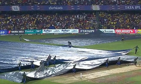 சென்னை - பெங்களூரு போட்டியில் குறுக்கிட்ட மழை: ஆட்டம் தற்காலிகமாக நிறுத்தம்