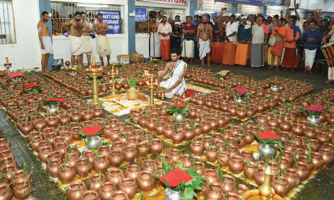 சபரிமலையில் சகஸ்ர கலச பூஜை நடைபெற்றதை காணலாம்.