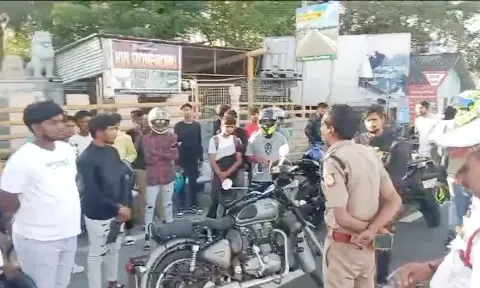 கிழக்கு கடற்கரை சாலையில் மோட்டார்சைக்கிள் ரேசில் ஈடுபட்ட 50 பேர் பிடிபட்டனர்