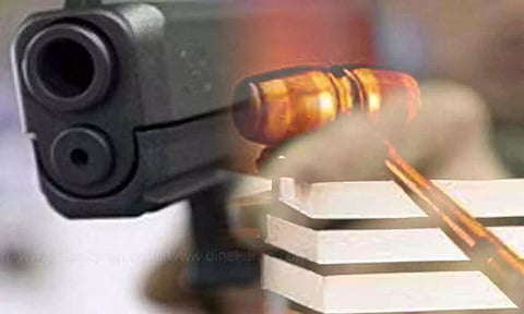 துப்பாக்கி முனையில் வாலிபரை கடத்தி நகை-பணம் பறிப்பு: காங்கிரஸ் நிர்வாகிகள் உள்பட 10 பேர் மீது வழக்கு