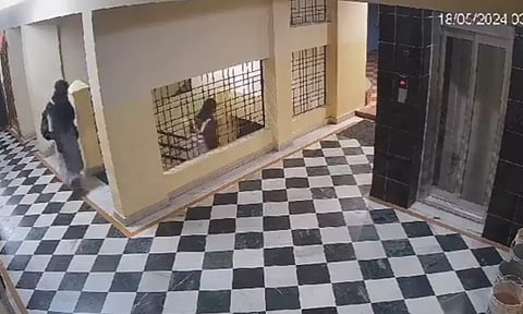 குடியிருப்பில் புகுந்து கொள்ளையடித்த "சுடிதார் கும்பல்"- வைரலாகும் சிசிடிவி காட்சி