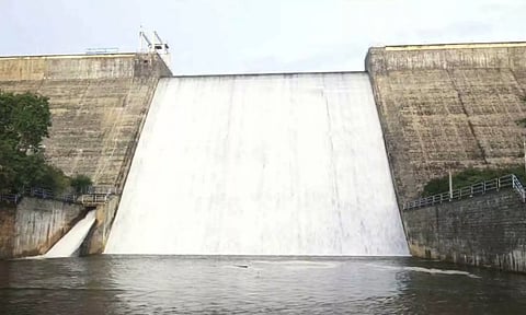 அணையில் இருந்து திறந்து விடப்படும் தண்ணீர் வராக நதியில் செல்லும் காட்சி.