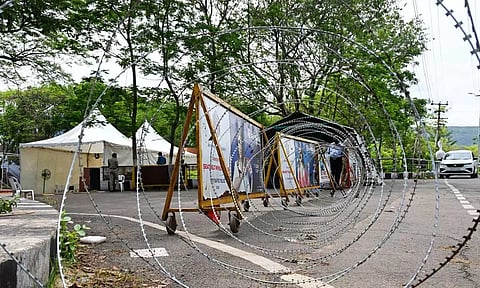 ஆந்திராவில் வாக்குப்பதிவு எந்திரங்கள் வைக்கப்பட்டுள்ள மையங்களில் இரும்பு முள்வேலி