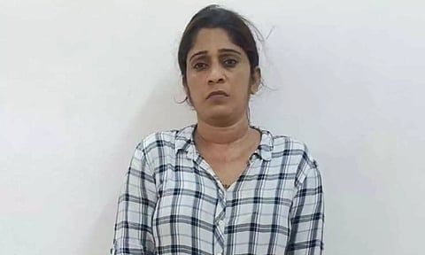 பள்ளி மாணவிகளை தவறான பாதைக்கு அழைத்துச் சென்ற மாணவியின் தாய்