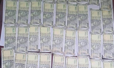 கைப்பற்றப்பட்ட கள்ள நோட்டுகள்.